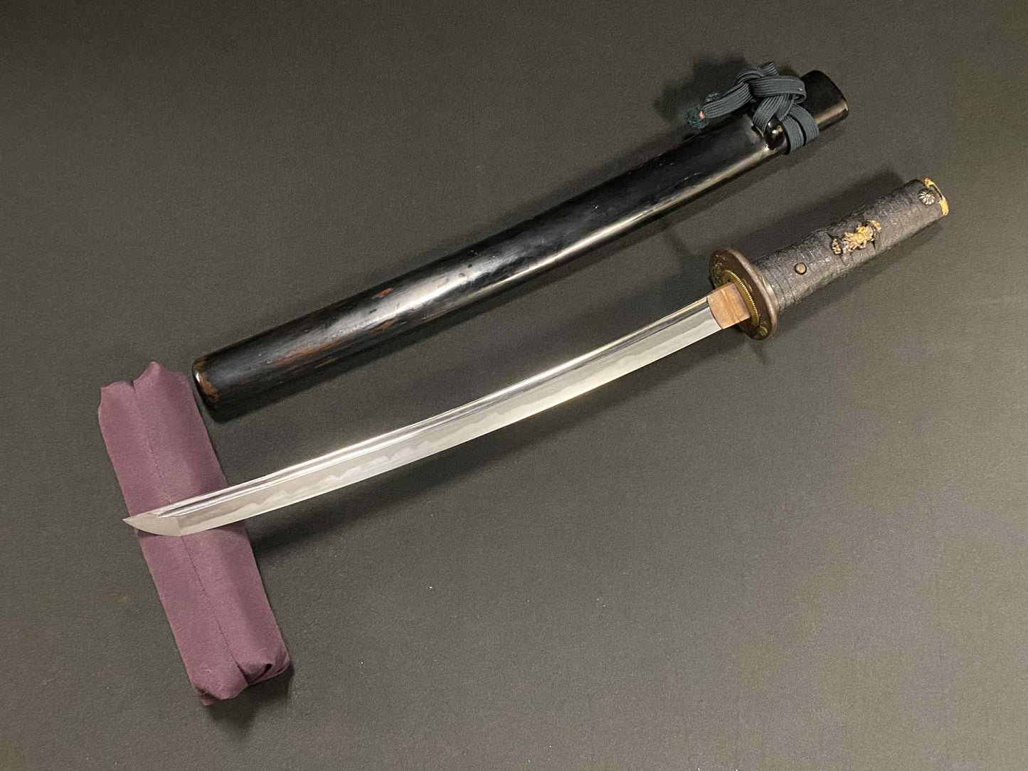 POSSIBLE BATTLE DAMAGED Antique Nihonto - Wakizashi in koshirae - Early Edo (300-400 years old)