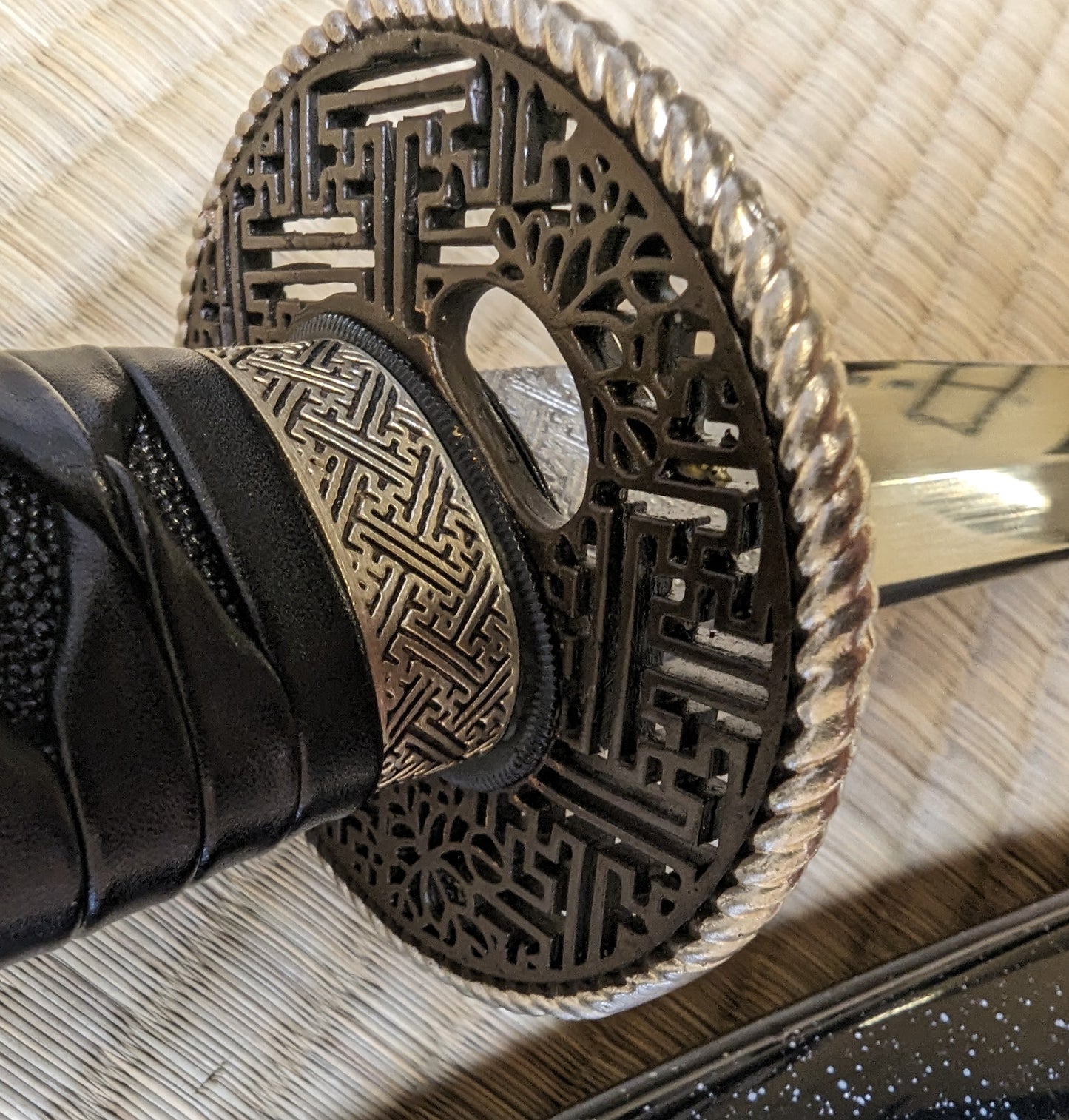 Katana - Arching Lattice - very deep sori, T10 Clay Tempered, Brass Fittings
