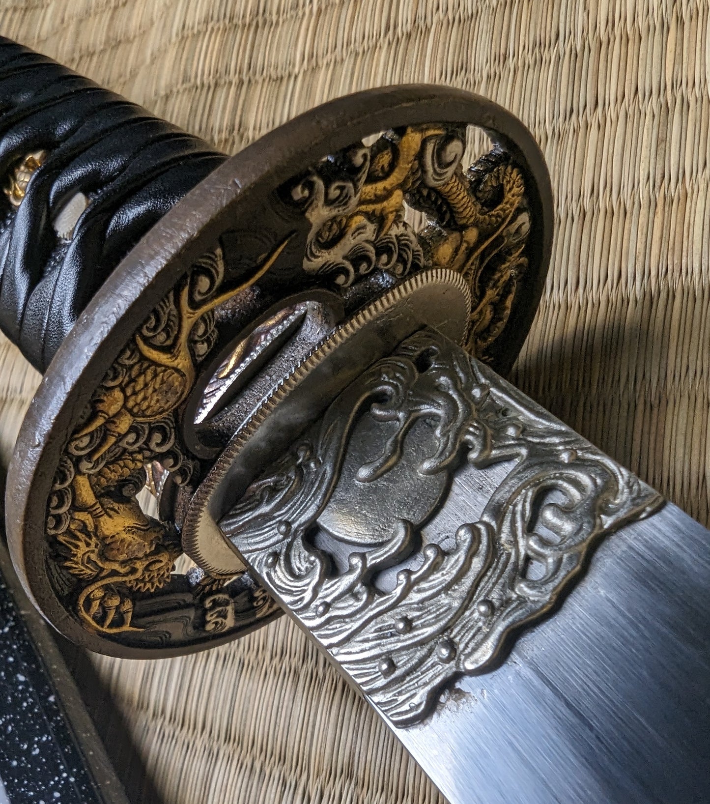 Katana - Arching Dragons - very deep sori, T10 Clay Tempered, Brass Fittings