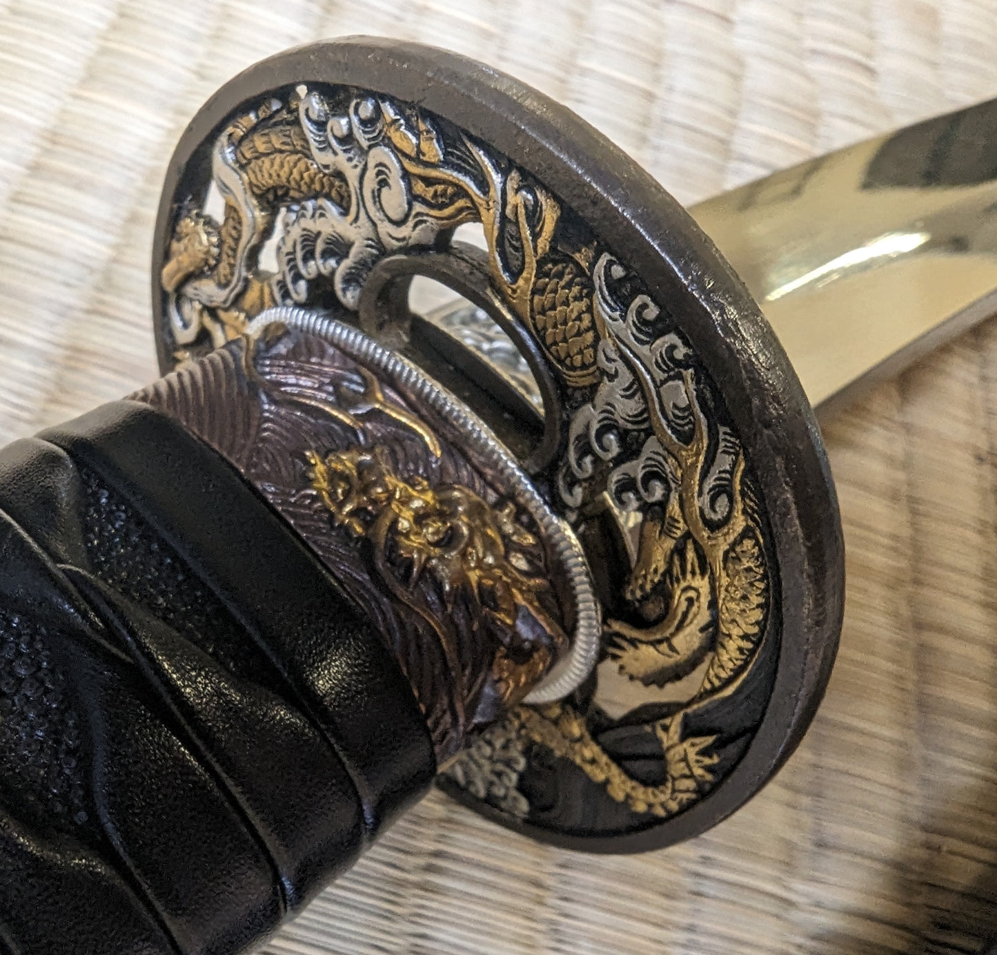 Katana - Arching Dragons - very deep sori, T10 Clay Tempered, Brass Fittings