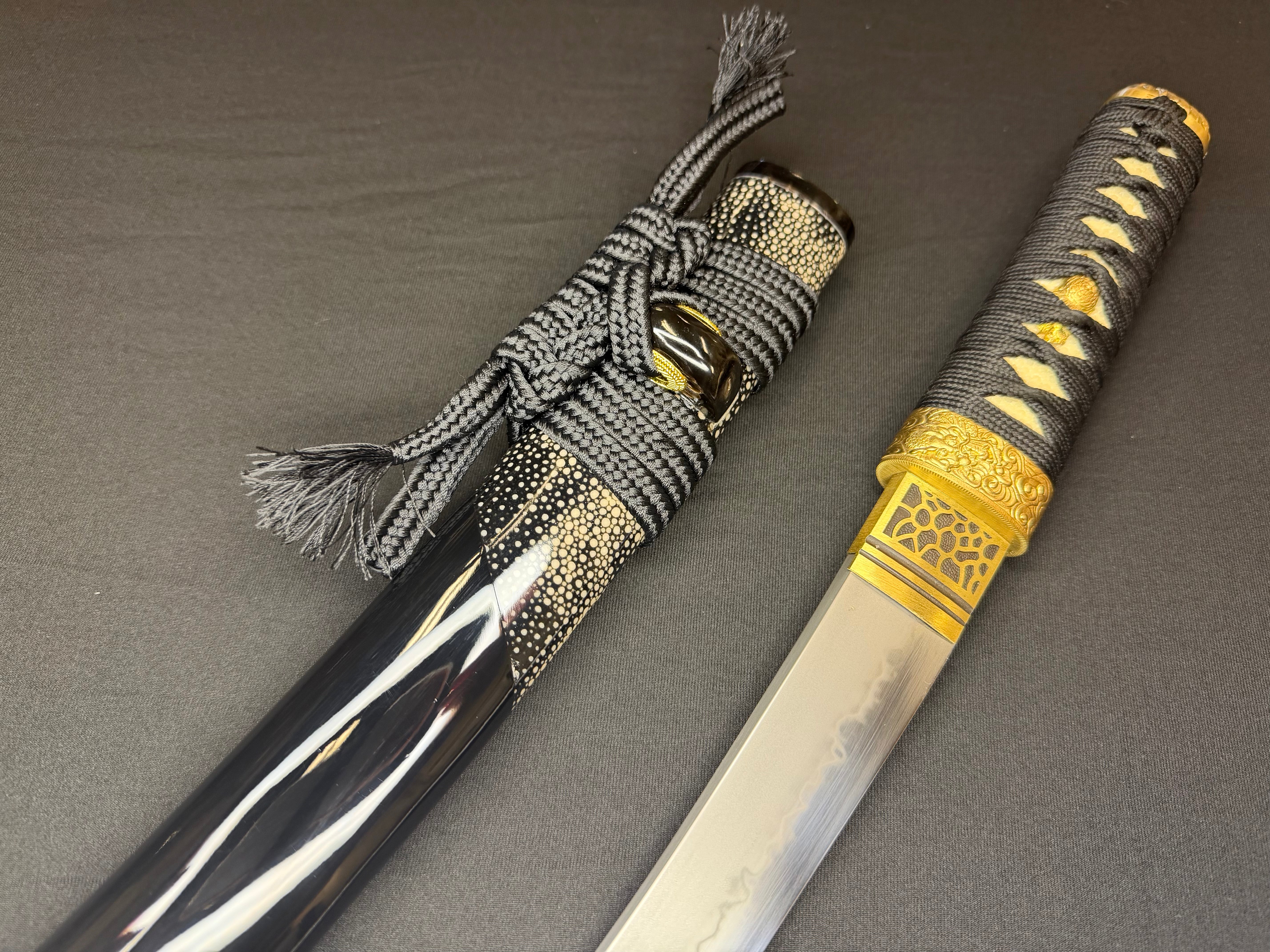 Phoenix Armory Hamidashi Tanto - Gilded Raven T10 Hira Zukuri Choji Hamon