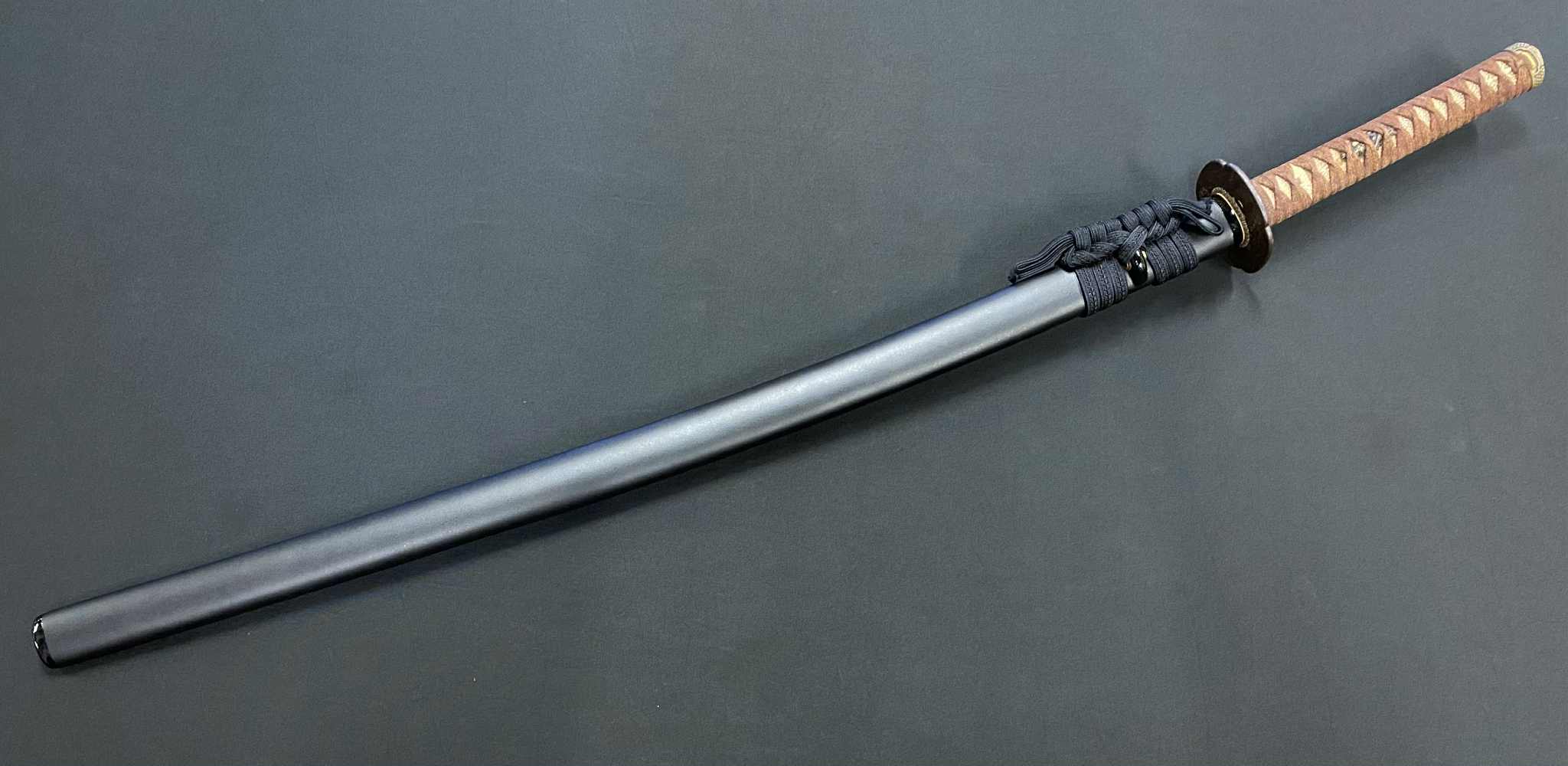 Antique Nihonto - Very Long Katana in Koshirae - Muromachi Period (About 500 years old) - signed Kanenao Saku, NBTHK Certified