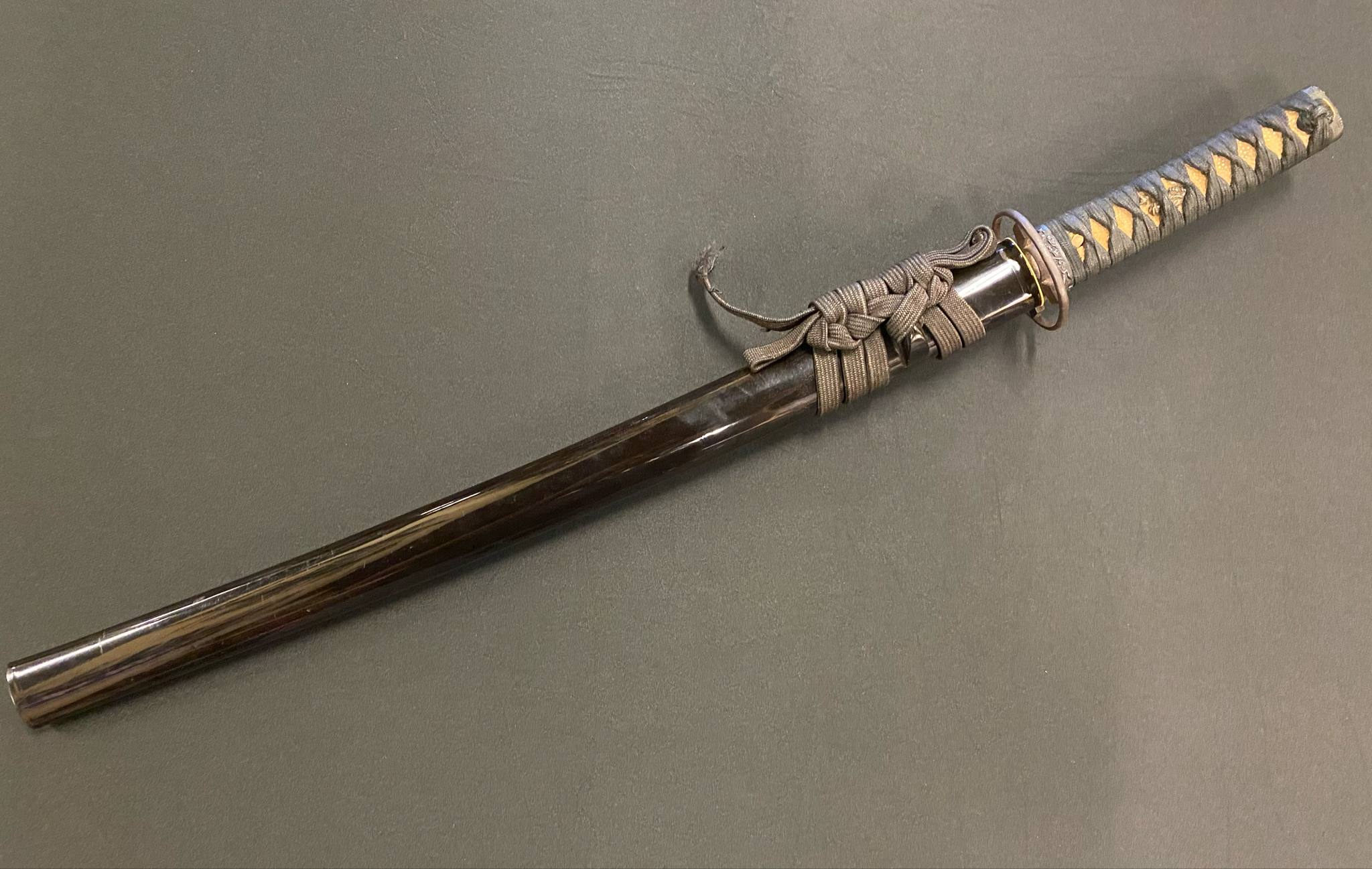 Antique Nihonto - Wakizashi in Koshirae - Early Edo (3-400 years old), unsigned
