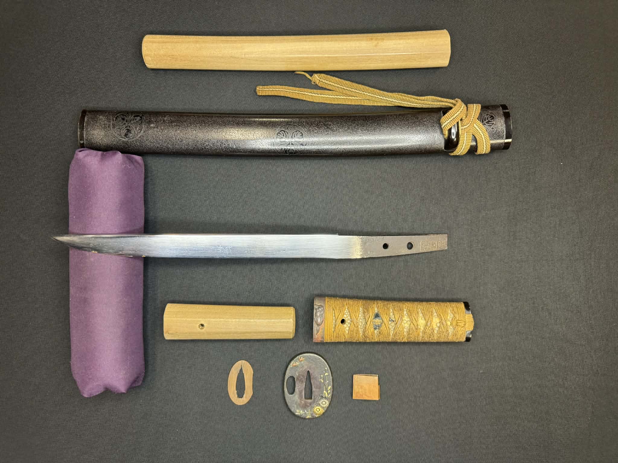 Antique Nihonto - Tanto in Koshirae, signed Kunishige (unverified)