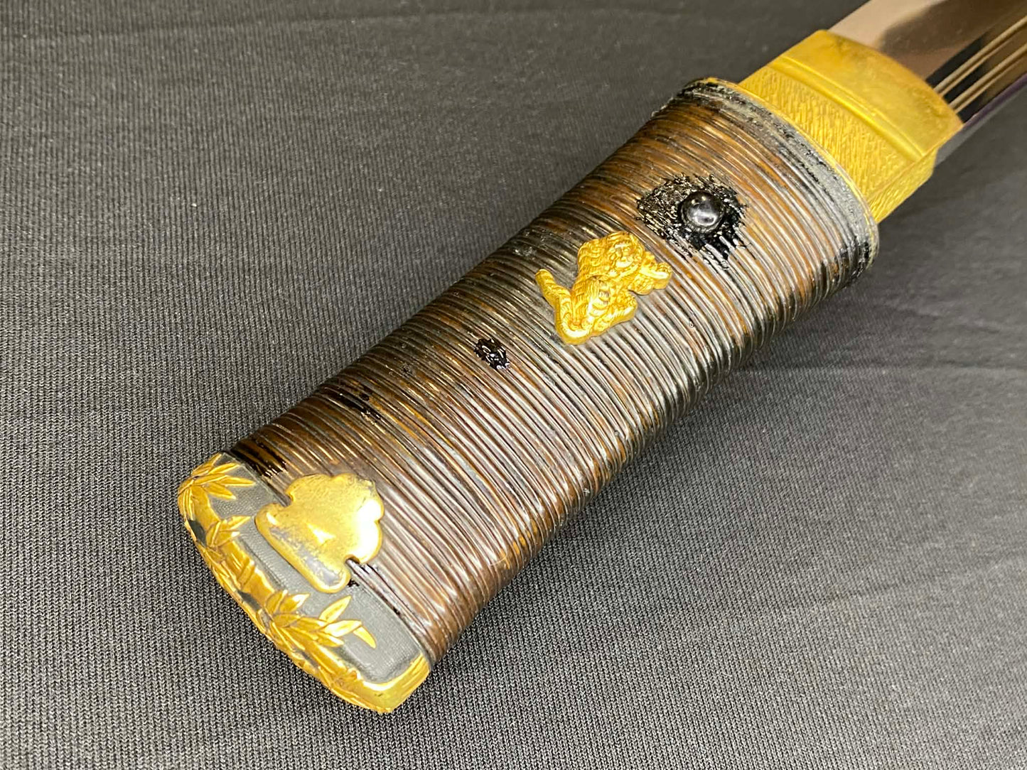 Antique Nihonto - Osoraku Tanto with Shrimp Koshirae - Edo Period, signed Soshu Ju Tsunahiro (unverified)