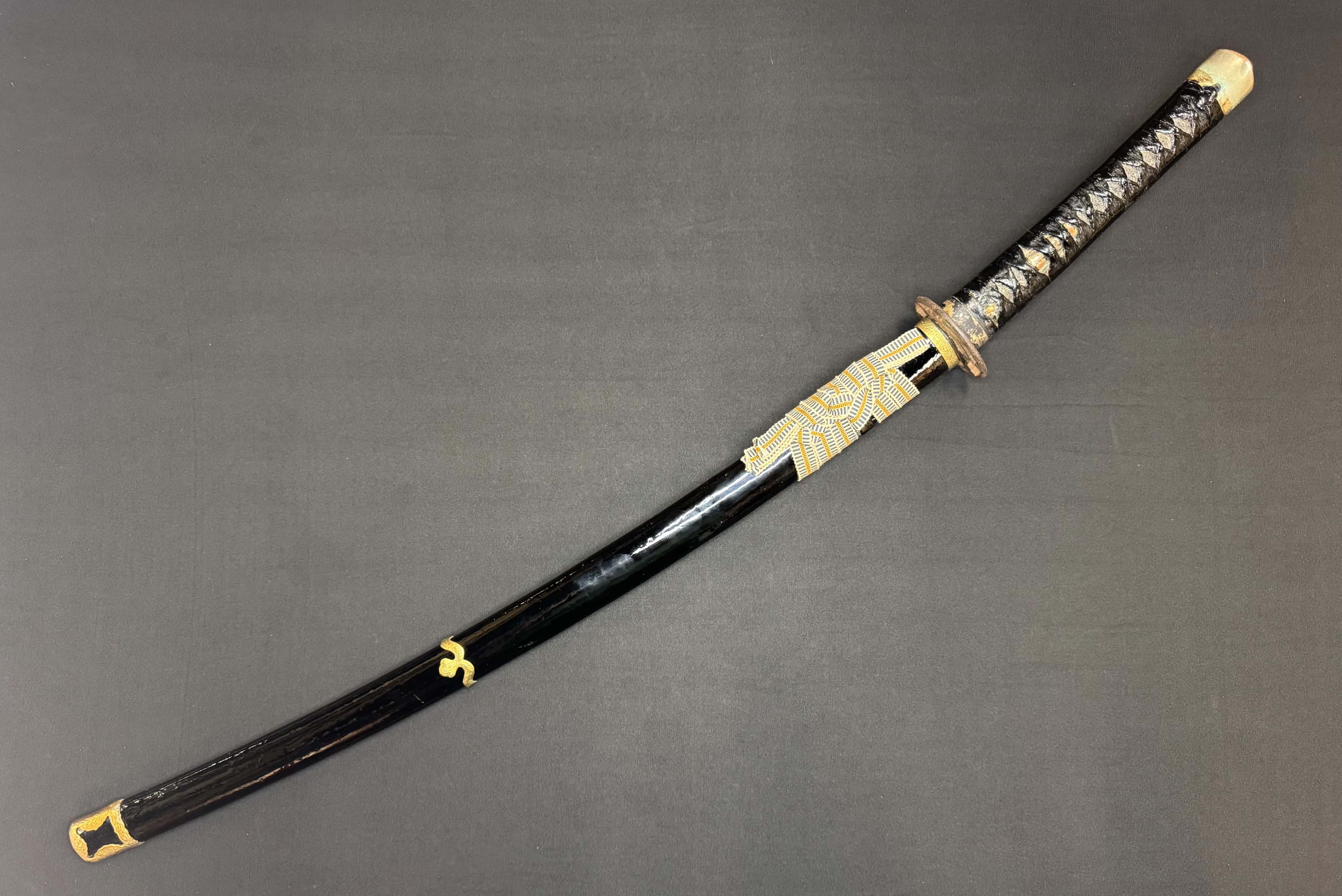 Antique Nihonto - Wakizashi in Handachi koshirae, signed Bizen Kuni Ju Osafune Sukesada, NBTHK CERTIFIED