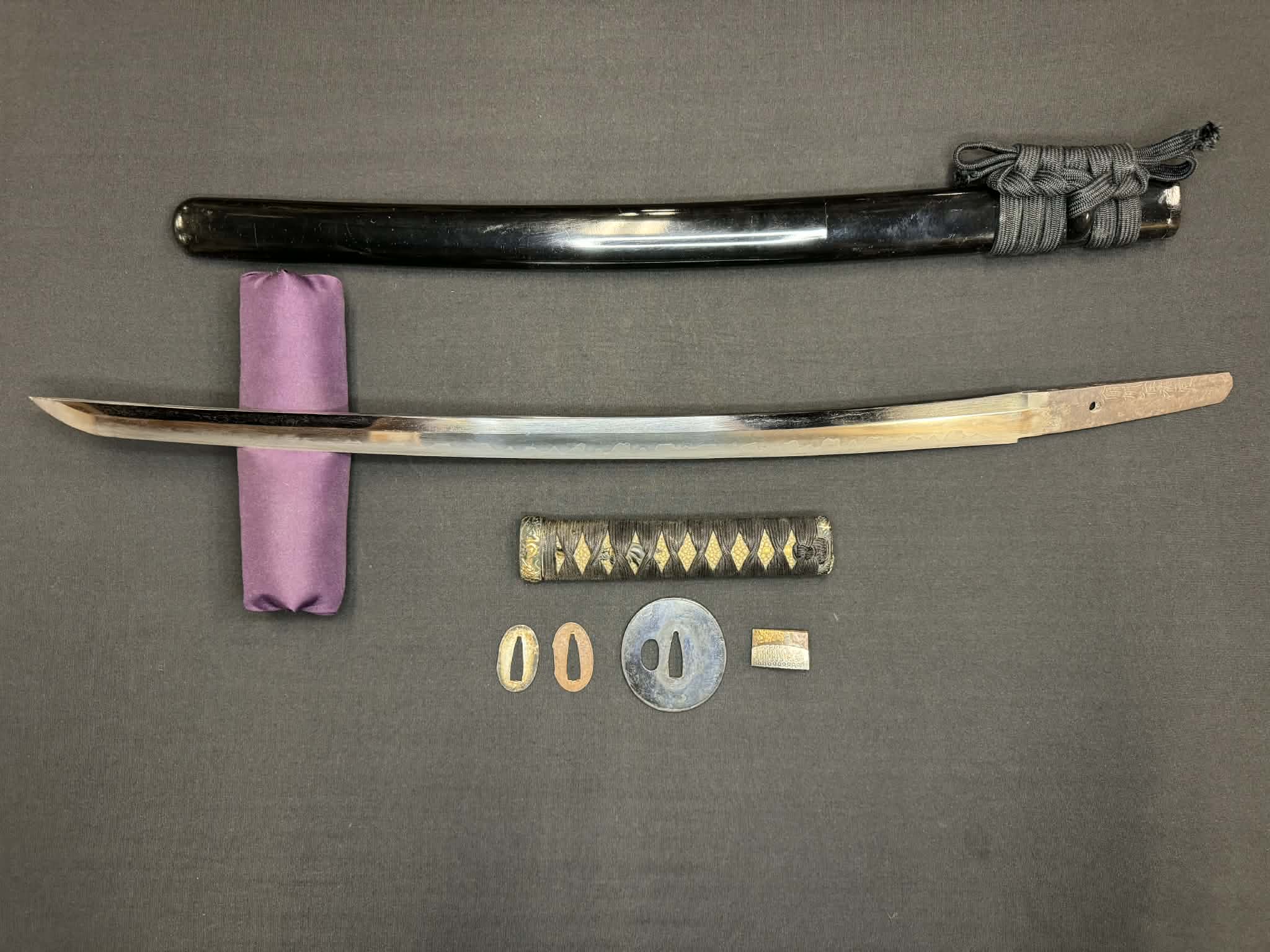 Antique Nihonto - Early Edo Wakizashi in koshirae, signed Bishu Ju Sukesada (unverified)