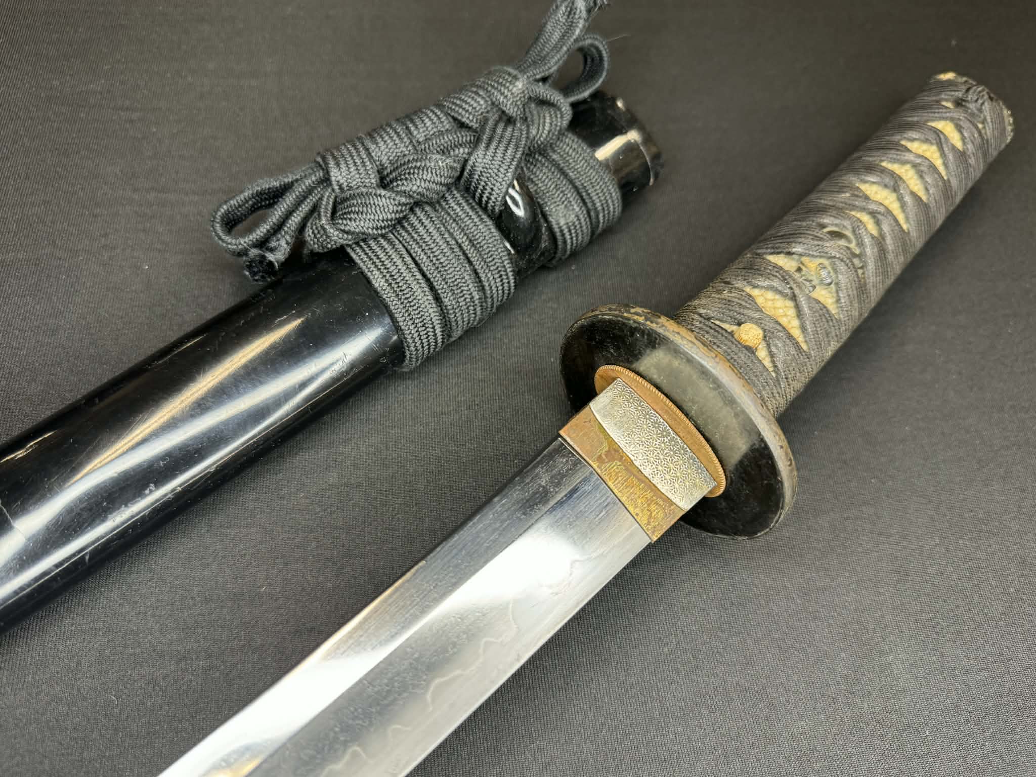 Antique Nihonto - Early Edo Wakizashi in koshirae, signed Bishu Ju Sukesada (unverified)