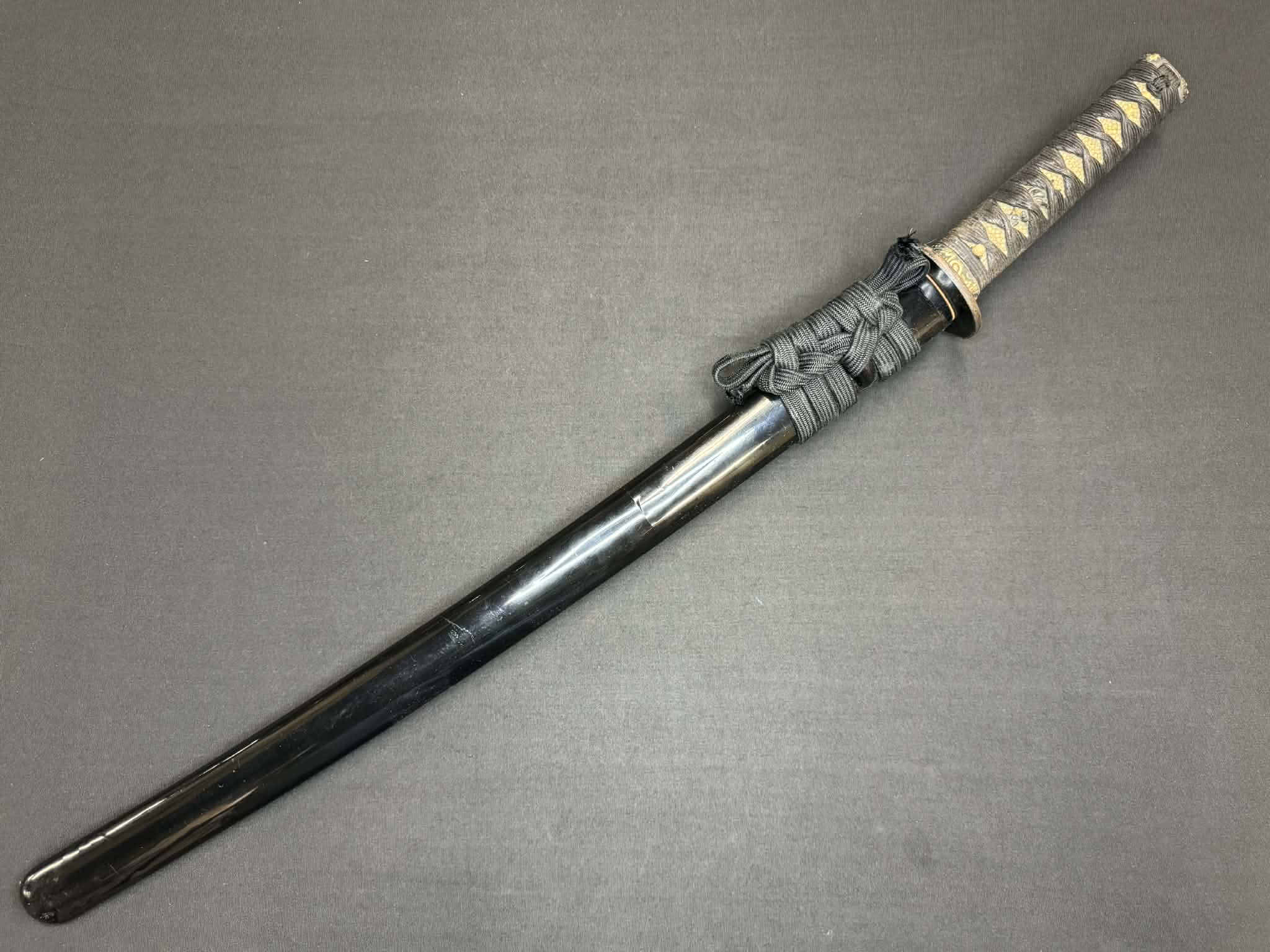 Antique Nihonto - Early Edo Wakizashi in koshirae, signed Bishu Ju Sukesada (unverified)