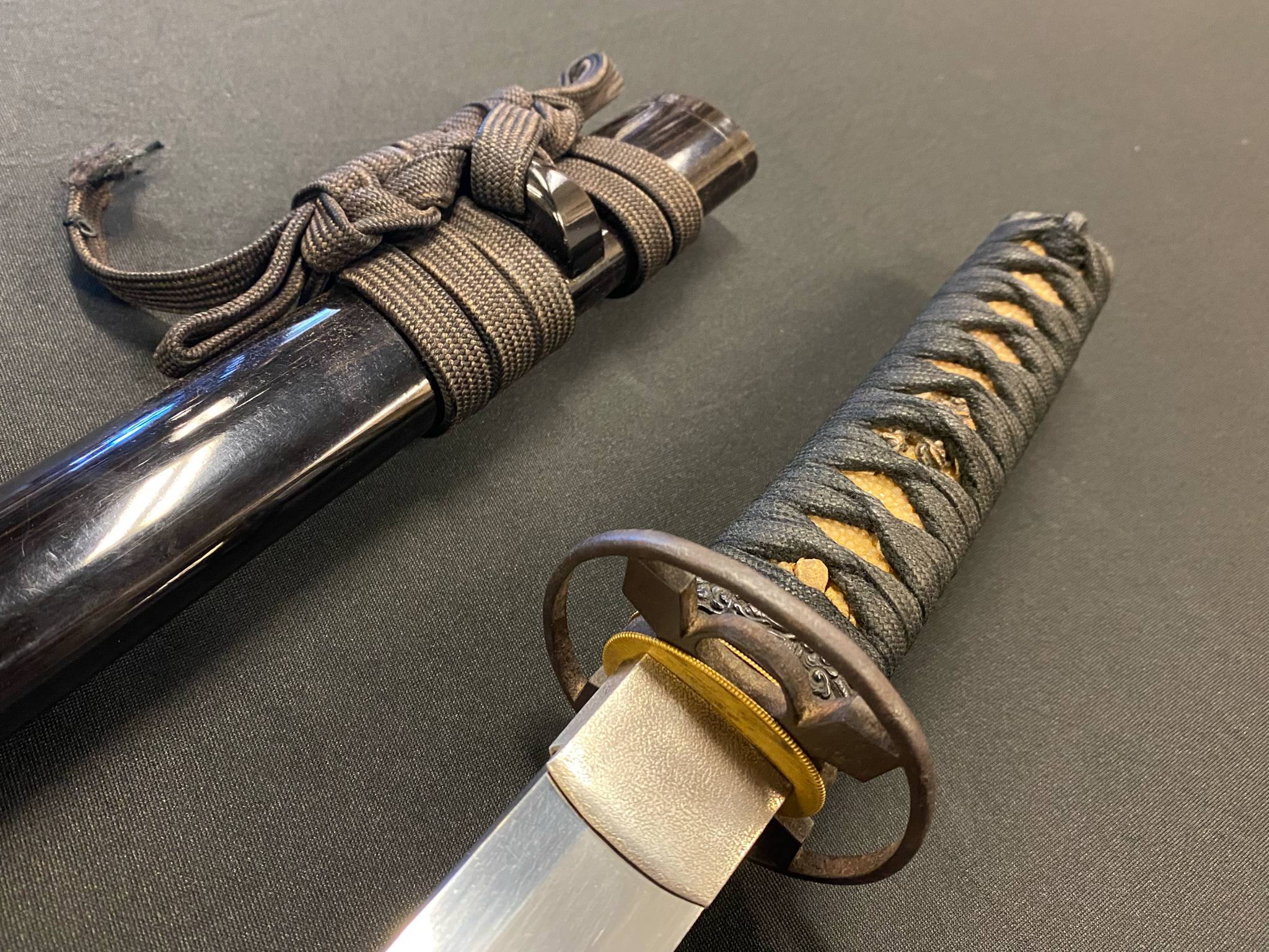Antique Nihonto - Wakizashi in Koshirae - Early Edo (3-400 years old), unsigned