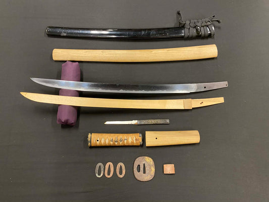 Antique Nihonto - Early Edo (3-400 years old) Wakizashi in Koshirae, signed Kanemoto (unverified)