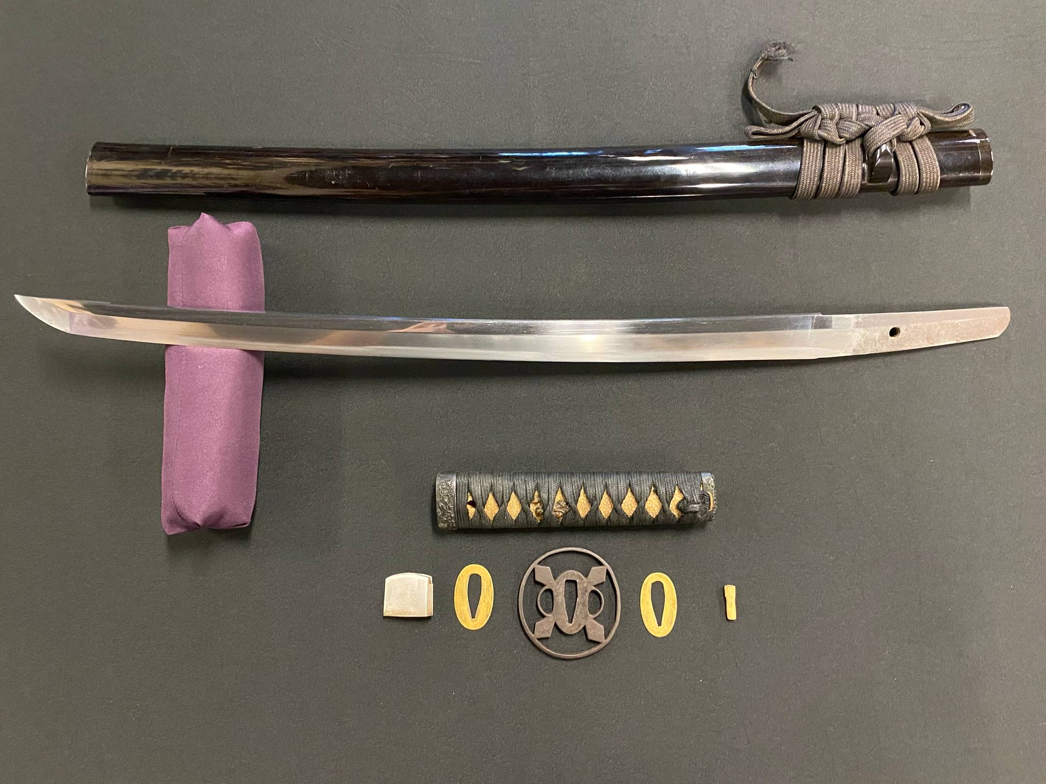 Antique Nihonto - Wakizashi in Koshirae - Early Edo (3-400 years old), unsigned
