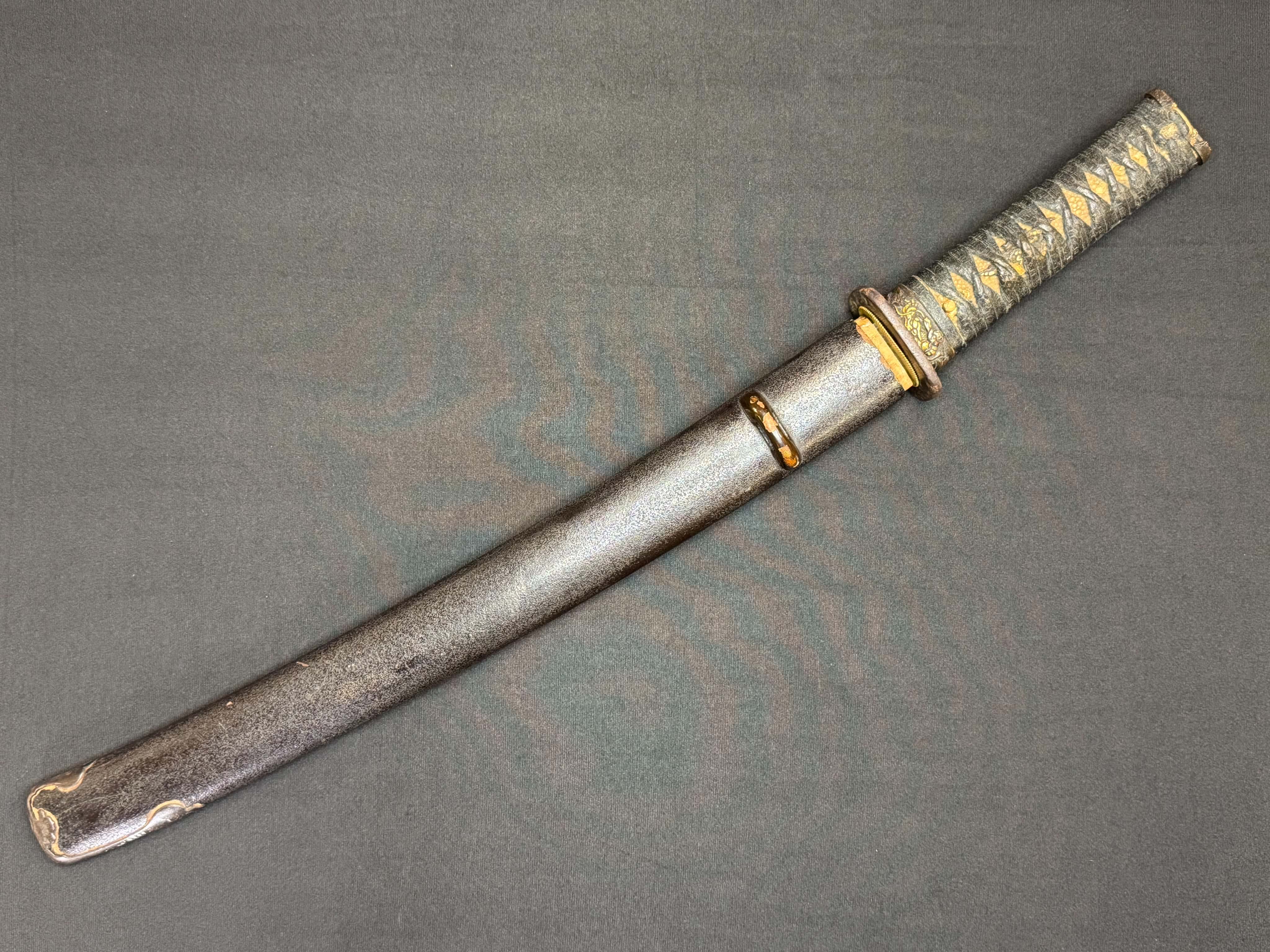 Antique Nihonto - Wakizashi with koshirae, Tsunagigaki attributed to Shimosaka