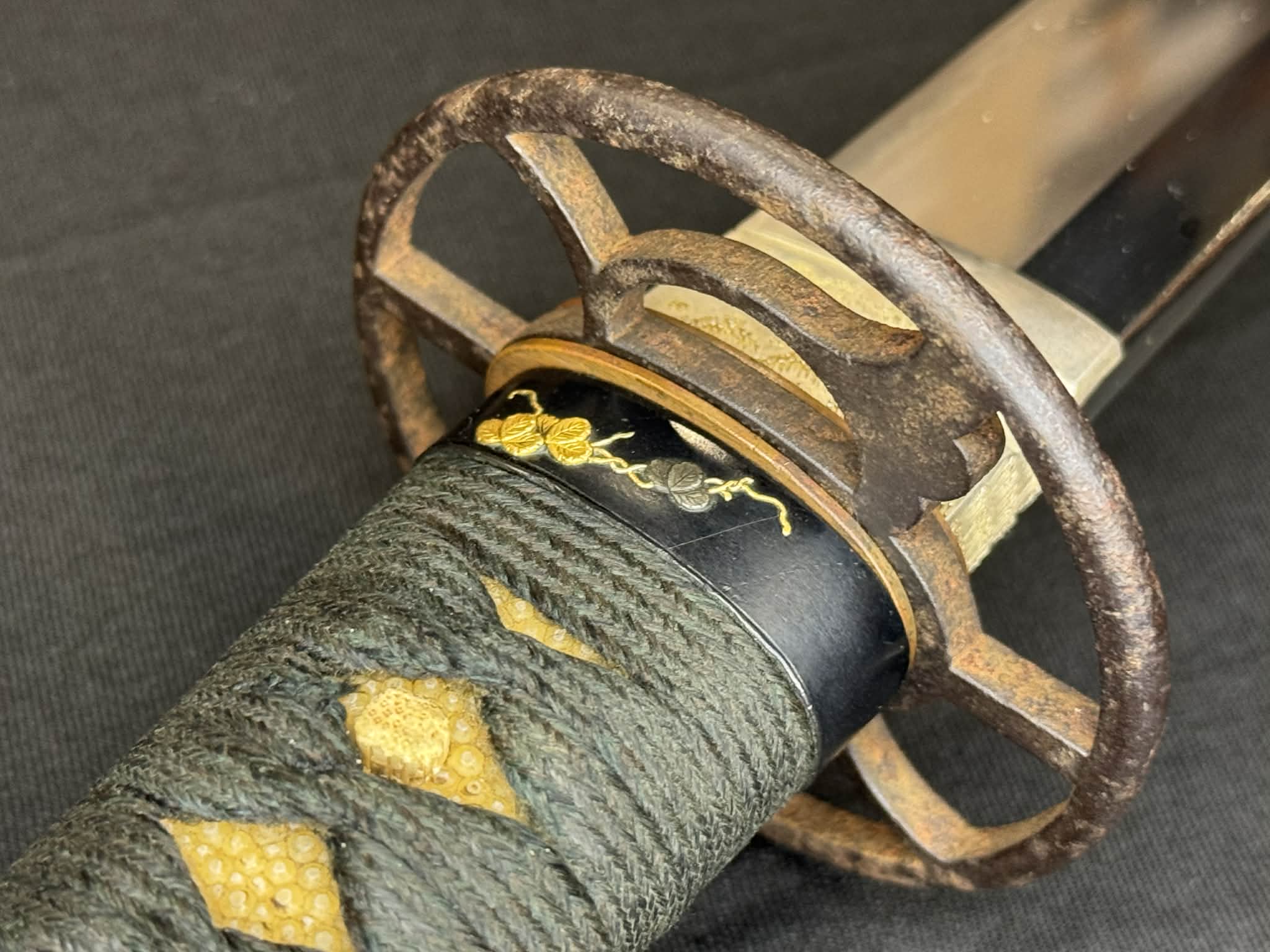 Antique Nihonto -  Katana in Koshirae - Signed Kunishige, First Year of Bunkyu (certified by NBTHK and NTHK)