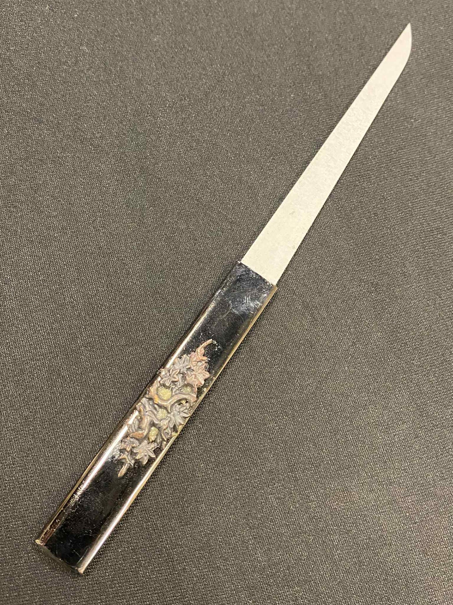 Antique Nihonto - Daishou Katana (Late Muromachi, red lacquer signature of Yoshikage) and Wakizashi (Late Muromachi, signed Kanefusa Masaie) (neither verified) with Koshirae