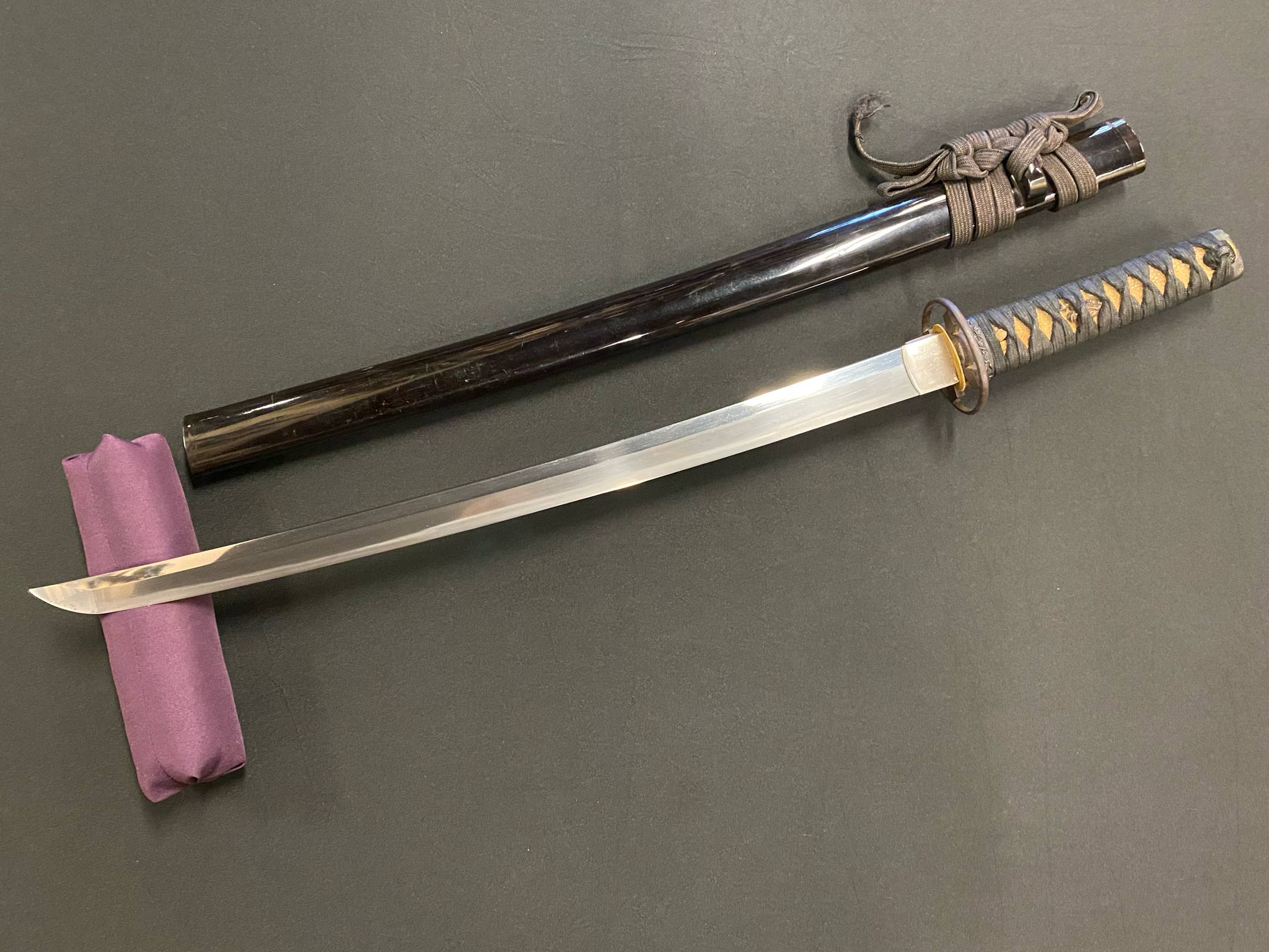 Antique Nihonto - Wakizashi in Koshirae - Early Edo (3-400 years old), unsigned